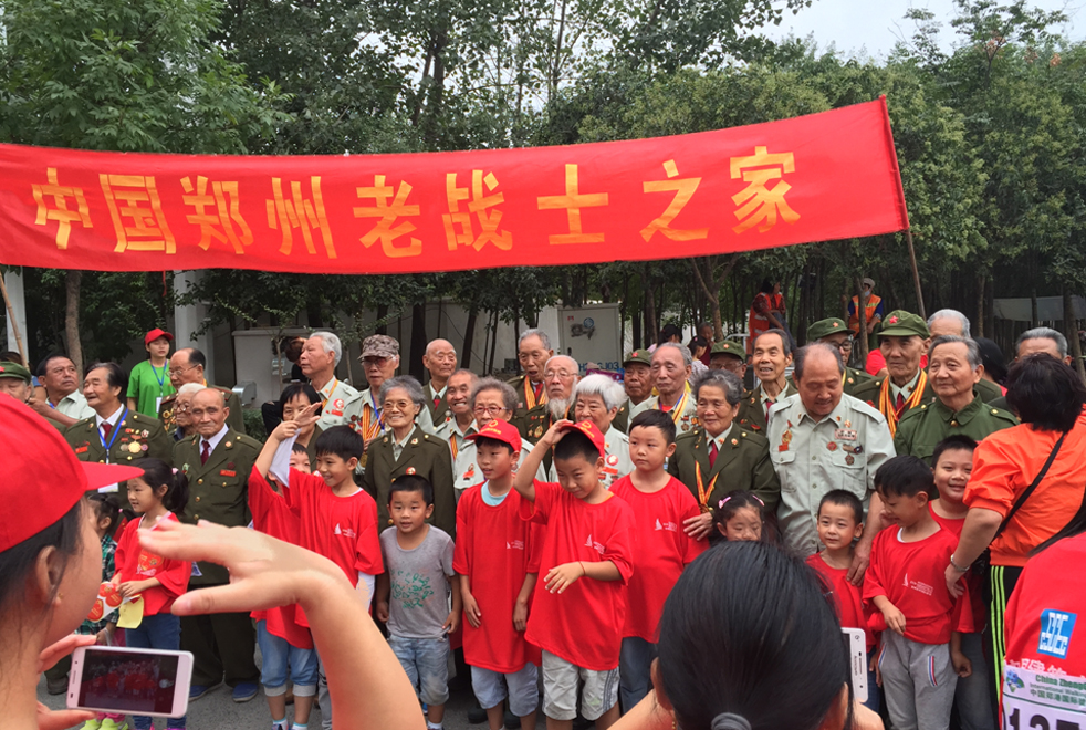 志愿者们向英雄致敬