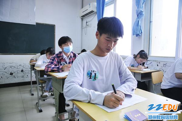学子沉着答题 学子沉着答题