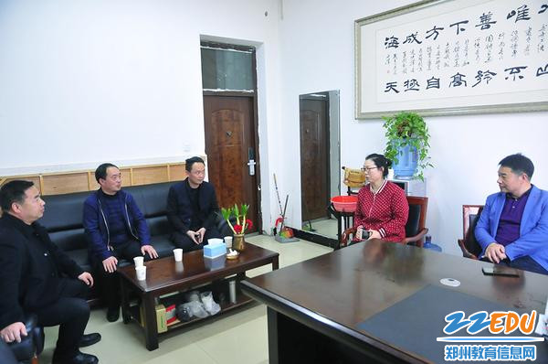 与副校长王军交流教学工作 与副校长王军交流教学工作