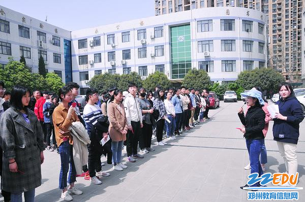 学校语文组组长杨美君介绍比赛规则