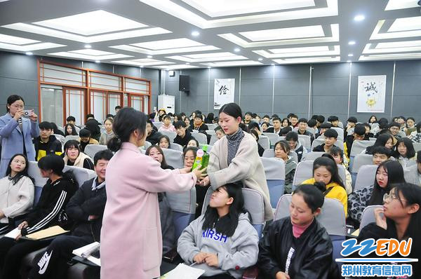 向竞答获奖同学赠送洗手液 向竞答获奖同学赠送洗手液