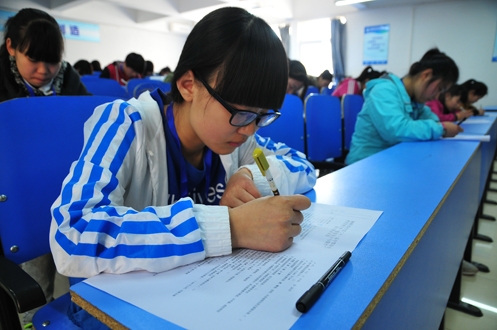 科工学子稳定发挥 优异成绩谢幕全市服装技能大赛