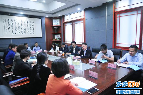 座谈会上热烈讨论