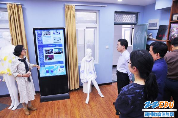 参观服装专业陈列室