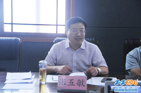 郑州市教科所所长张五敏进行课题点评 郑州市教科所所长张五敏进行课题点评