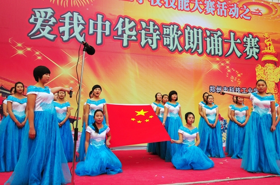 专业考试注入人文情怀 科工学子勾勒青花笔锋浓转淡