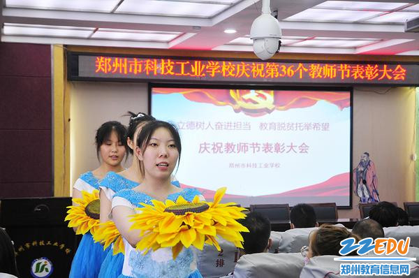 学生表演歌曲《老师我想你》