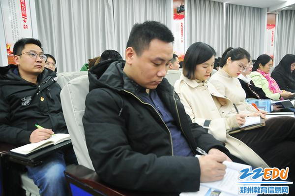 党员教师认真做笔记 党员教师认真做笔记