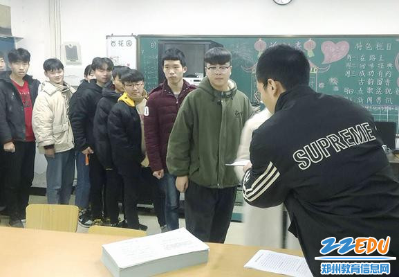 各班班长领取《致家长的一封信》 各班班长领取《致家长的一封信》
