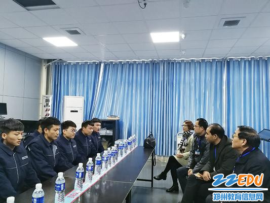 专家组与宇通工学交替学生座谈 专家组与宇通工学交替学生座谈