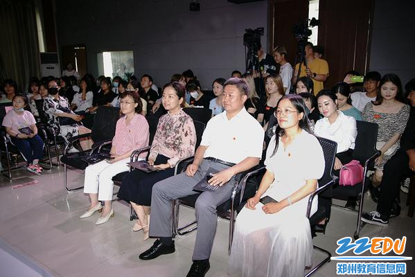 观众认真欣赏 观众认真欣赏
