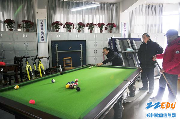 在退休教师活动室活动 在退休教师活动室活动