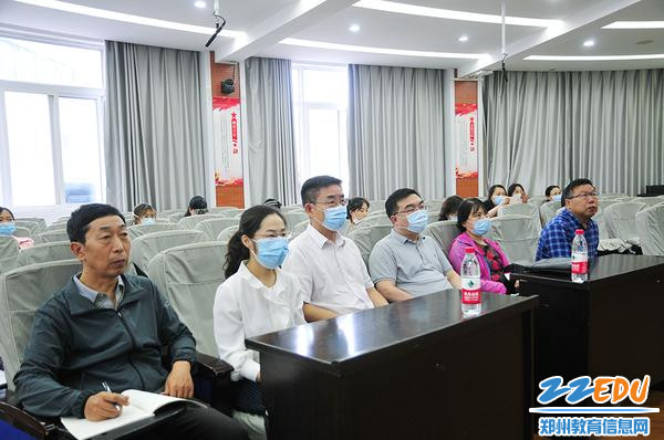 评委和老师们认真观摩 评委和老师们认真观摩