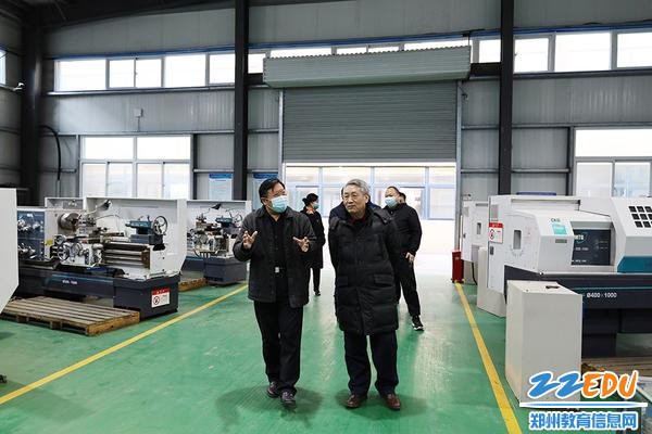 参观机械加工车间 参观机械加工车间