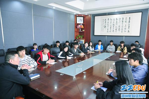 同学们认真倾听并讨论