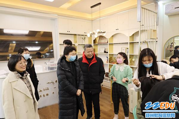 观摩美发与形象设计课堂 观摩美发与形象设计课堂