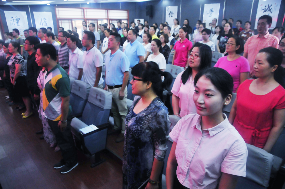 表彰大会在庄严的国歌声中拉开序幕