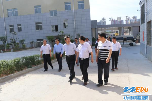 郑州市教育局党组副书记、常务副局长刘鹏利,一行到达卢氏县职业中等专业学校 郑州市教育局党组副书记、常务副局长刘鹏利,一行到达卢氏县职业中等专业学校