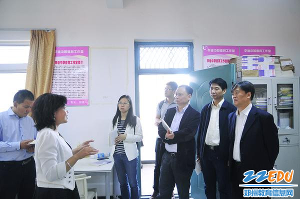 学校德育名师李迪向专家赠书并交流
