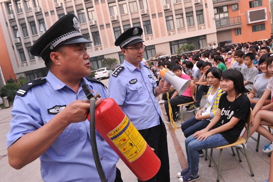 净化校园环境 将违法行为拒之于校门之外