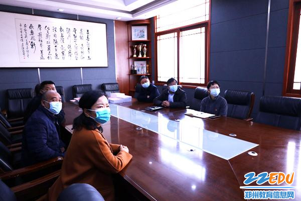 学校班长成员观看新闻发布会1 学校班长成员观看新闻发布会1