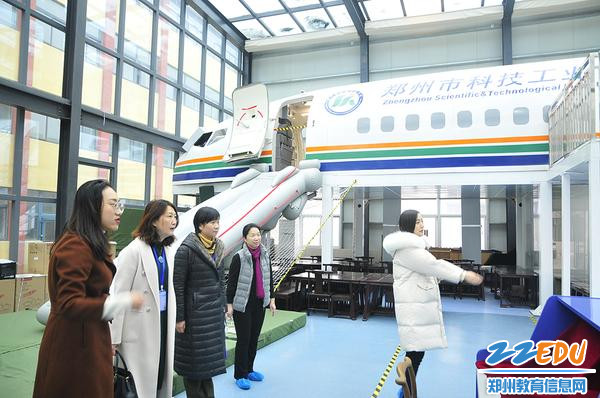 参观航空服务实训场地 参观航空服务实训场地