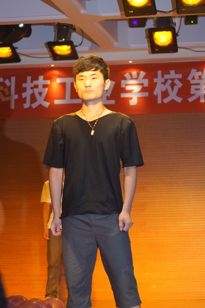放飞梦想 展翅翱翔——郑州市科技工业学校第二届服装专业汇报演出暨就业招聘会