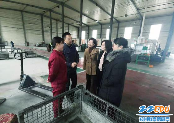 与企业师傅交谈了解学生表现情况 与企业师傅交谈了解学生表现情况