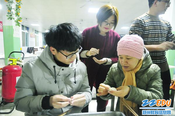 看小伙子学得多认真 看小伙子学得多认真
