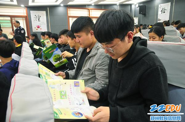 同学们认真学习 同学们认真学习