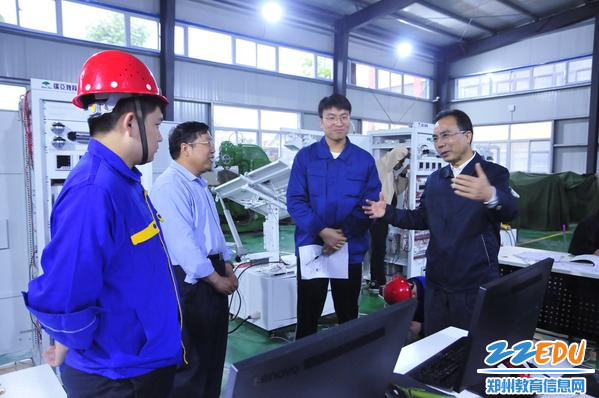 与参赛选手和指导教师交流 与参赛选手和指导教师交流