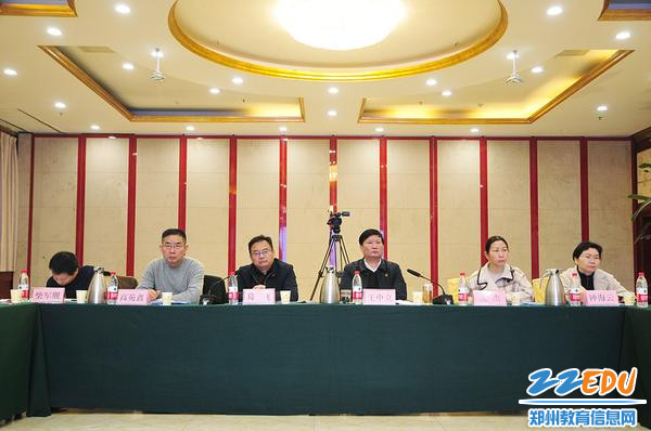 出席会议的领导 出席会议的领导