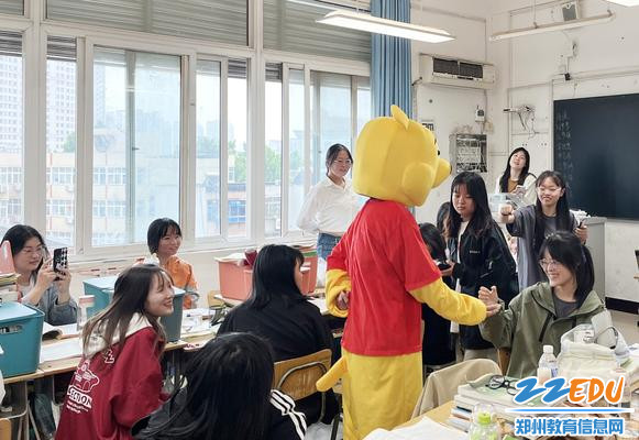 与同学碰拳 与同学碰拳