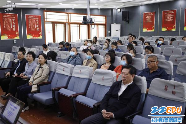 与会人员认真听讲