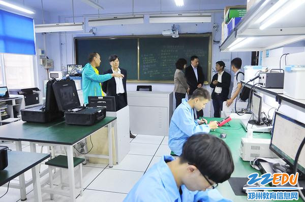 参观计算机专业实训室