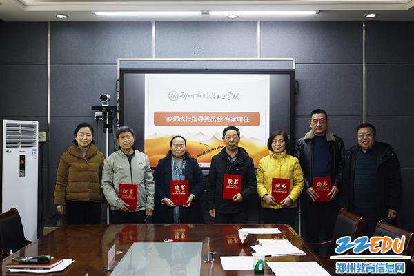 学校领导为专家颁发聘书 学校领导为专家颁发聘书