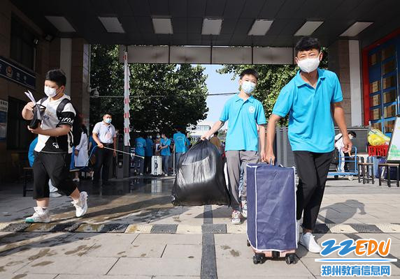郑州市科技工业学校迎接2022级新生报到