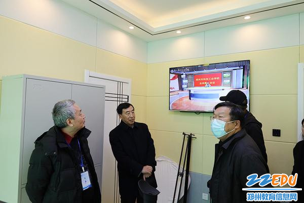 参观录播教室 参观录播教室