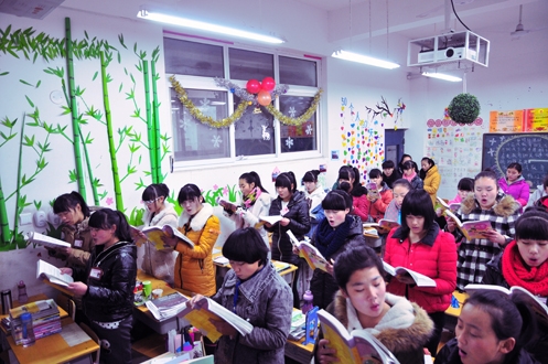 专业考试注入人文情怀 科工学子勾勒青花笔锋浓转淡