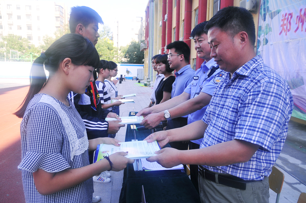 向学生送发学习材料