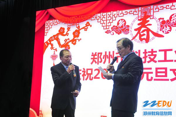 花鸿泉、韩海涛老师献唱《驼铃》 花鸿泉、韩海涛老师献唱《驼铃》