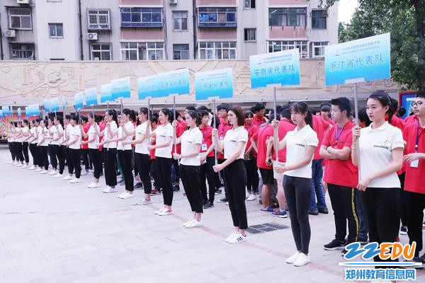赛后参赛学生参观赛场 赛后参赛学生参观赛场