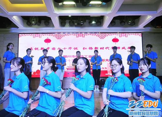 学生献唱《好大一棵树》 学生献唱《好大一棵树》