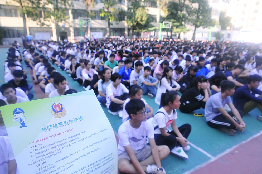 同学们席地而坐认真听讲