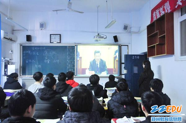 班主任组织学生认真观看 班主任组织学生认真观看