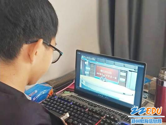 学生在家认真观看 学生在家认真观看