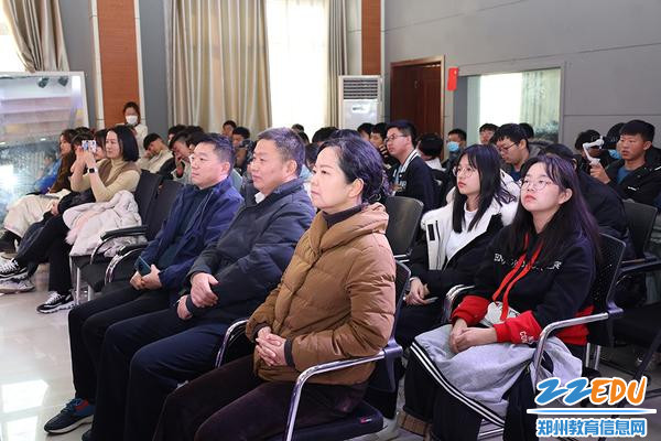 学校领导到场观摩 学校领导到场观摩