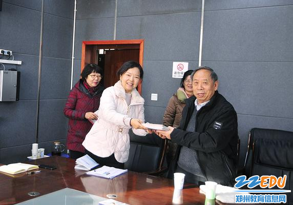 校党总支书记马越雁向老干部赠送读物 校党总支书记马越雁向老干部赠送读物
