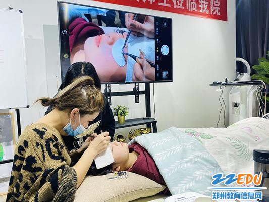 师傅演示操作 师傅演示操作