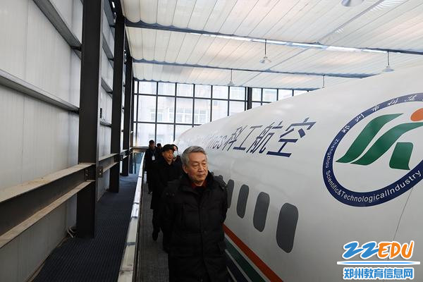 参观航空模拟舱 参观航空模拟舱